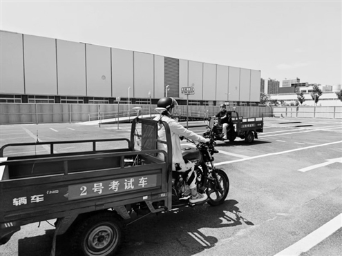 摩托车全科目考场配备24个标准化考台和3辆考试专用车辆,能同时容纳多名考生进行考试